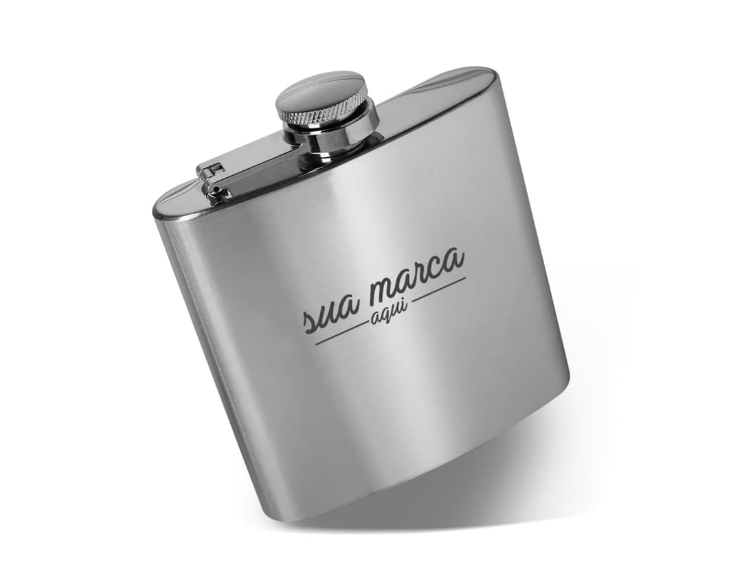 Porta whisky de 6oz em aço inoxidável, perfeito para manter sua bebida favorita sempre à mão. Design moderno e elegante, com alça resistente e tampa plástica. Ideal para presentear ou incrementar sua coleção de brindes. Garanta já o seu!
