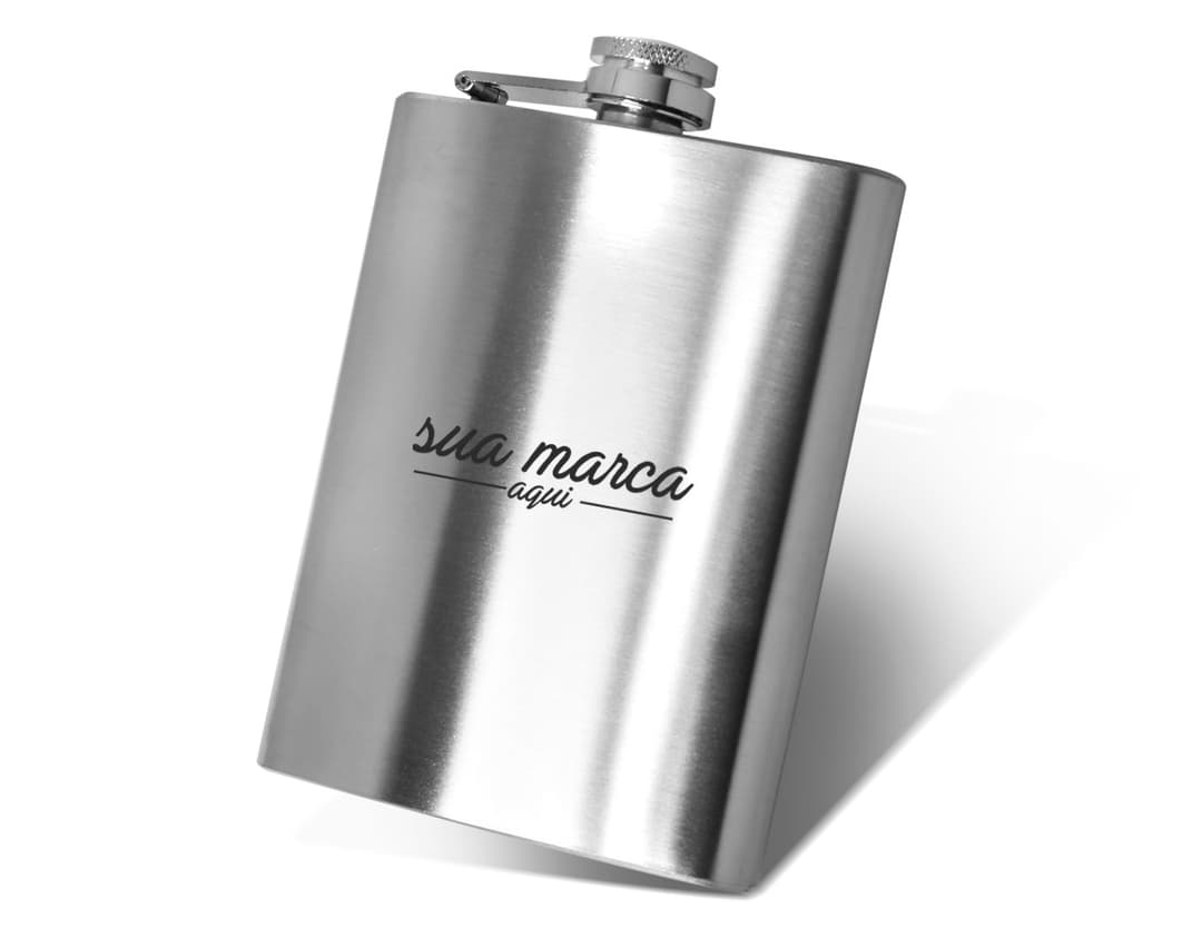 Porta Whisky 8oz - 02 em aço inoxidável cromado. Perfeito para armazenar sua bebida favorita com elegância. Ideal para presentear ou usar em casa. Resistente, prático e moderno. Adquira o seu agora!