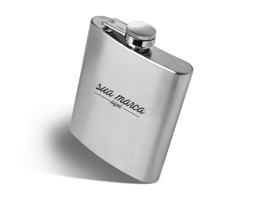 Porta Whisky 7oz - 03: recipiente de metal cromado para armazenar seu whisky com elegância. Prático e resistente, é perfeito para brindar momentos especiais. Garanta já o seu!