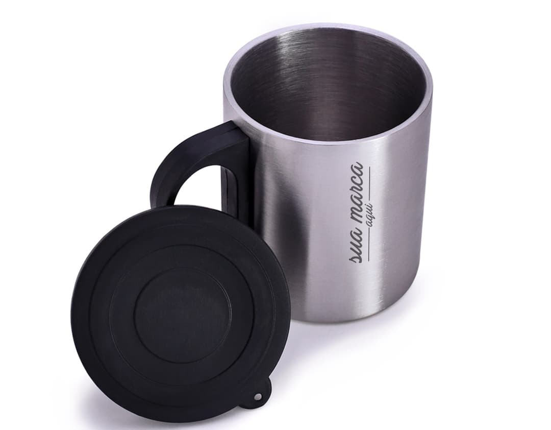 Caneca de metal 180ml, perfeita para se deliciar com sua bebida favorita! Feita em alumínio resistente e com acabamento brilhante, essa caneca isolada mantém sua bebida quente por mais tempo. Com design clean e alça ergonômica, é ideal para chás, cafés e outras bebidas. Adquira já a sua!