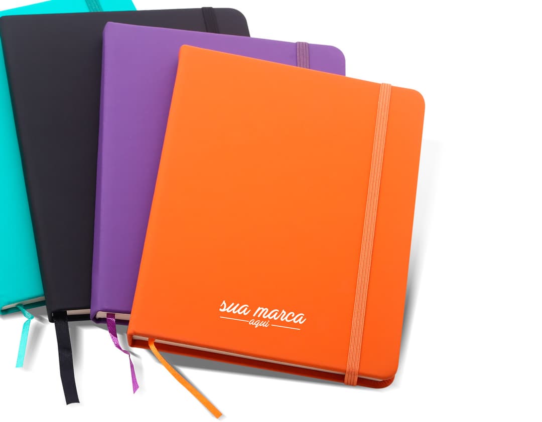 Produto Moleskine 18,3x13,4 cm - 03, modelo notebook com papel em branco, encadernação de capa dura, design retro. Ideal para anotações, lembretes, estudo e trabalho. Cor amarela, 3D, espaço para escrever e guardar informações.