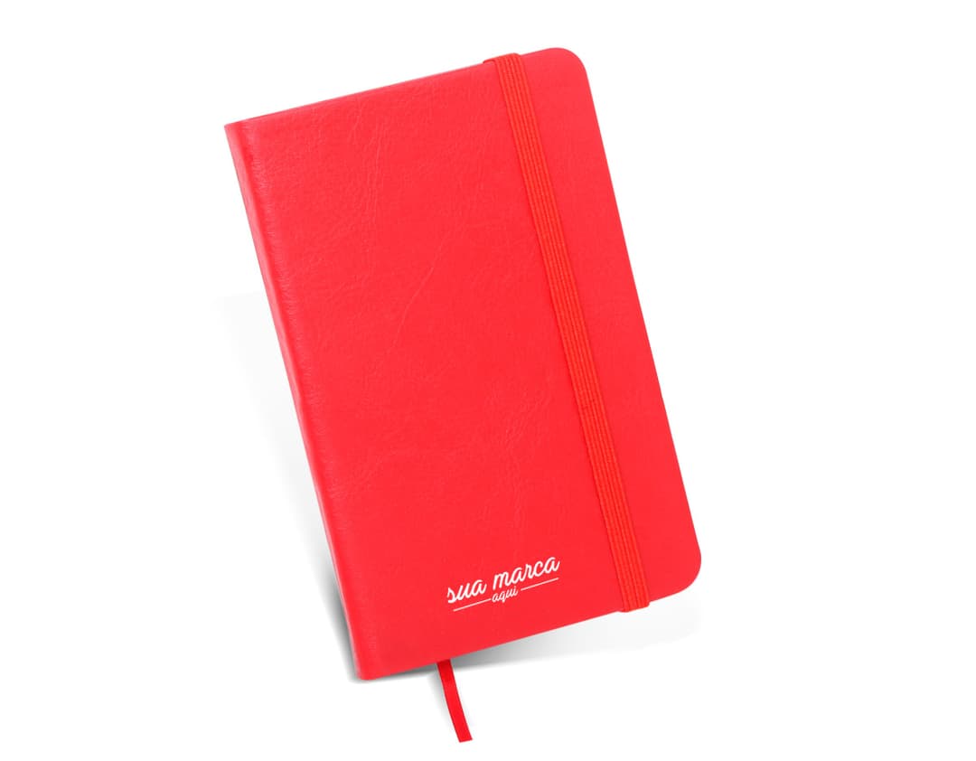 Notebook de couro sintético da marca Moleskine, com tamanho de 14x8,8 cm e 05 páginas em branco. Perfeito para uso no escritório, escola ou em casa, ideal para fazer anotações, lembretes, mensagens e listas. Design clean e organizado, com capa colorida e espaço para escrever. Produto de alta qualidade e durabilidade, ótimo para estudos, trabalho ou como um caderno pessoal.