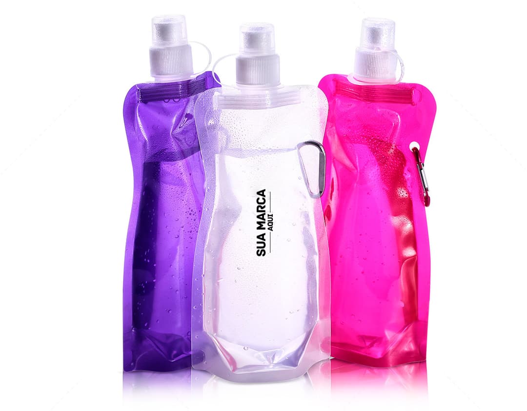 Squeeze plástico dobrável de 480ml em destaque, acompanhado de diversos acessórios como sapatos, mochila, luvas de beisebol, mouse de computador, binóculos e máscara. Objeto moderno e prático, ideal para o dia a dia.
