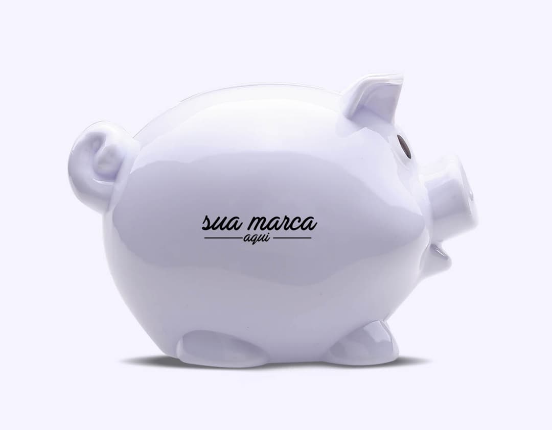 Cofrinho de porquinho em plástico cor-de-rosa, com design de porquinho, ideal para economias e guardar dinheiro.