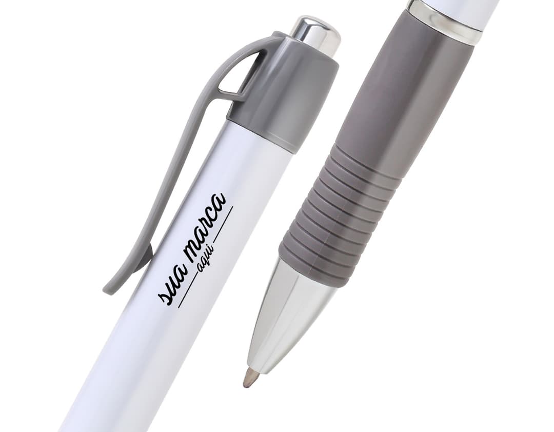 Caneta plástica metálica prateada com design moderno e curvas elegantes. Ideal para escrita precisa e profissional. Perfeita para uso no escritório, na escola ou em casa. Adquira já a sua! #caneta #escrita #metalizada #design #profissional