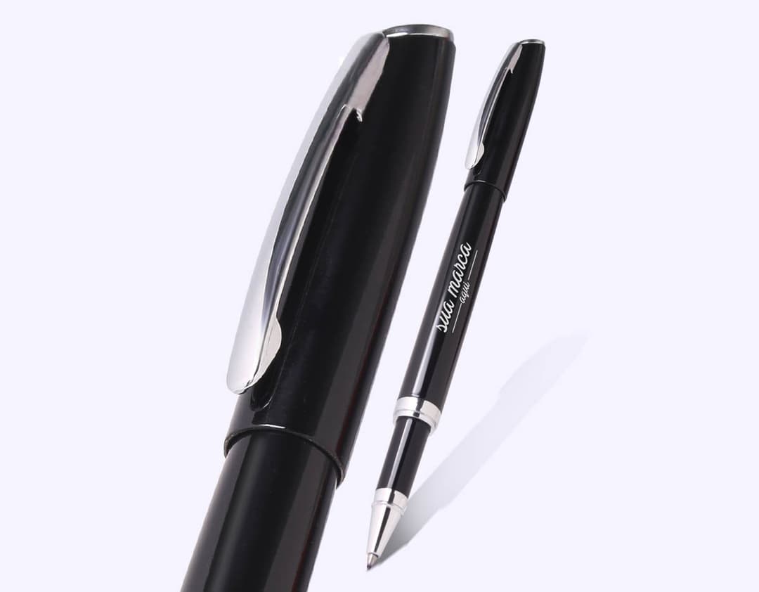 Caneta de metal sofisticada para escrita profissional. Ideal para escritórios, negócios e estudos. Durável e elegante, garante conforto e precisão. Adquira a sua!