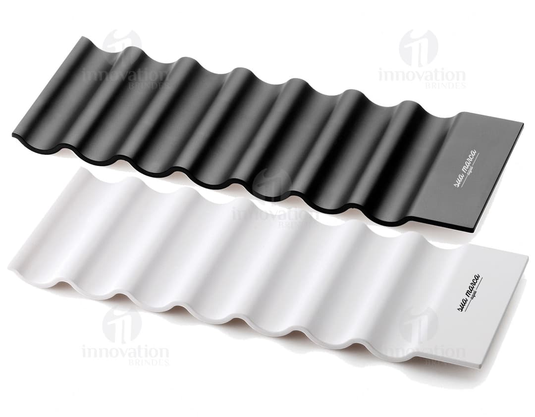 Suporte para garrafa em design de madeira para escritório. A solução perfeita para organizar e decorar seu ambiente de trabalho. Encontre o equilíbrio entre praticidade e estilo com este suporte exclusivo. Ideal para manter sua garrafa sempre ao alcance. Adquira já o seu!