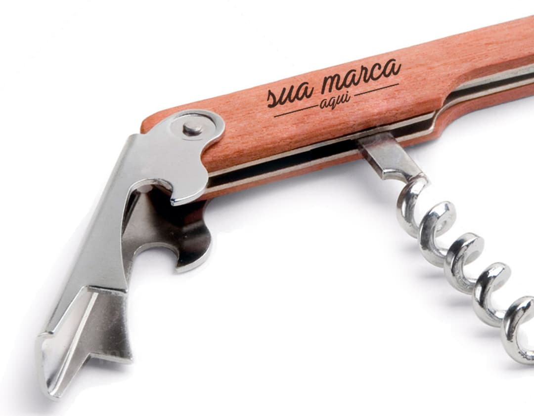 Um saca-rolhas de madeira com alça preta, detalhes cromados e partes metálicas brilhantes.