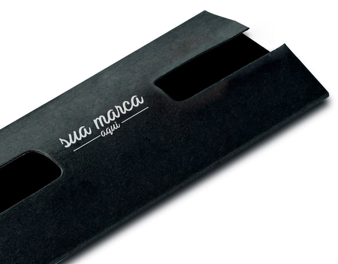 Produto: Estoque de papel cartão - 07, um dispositivo eletrônico preto portátil, equipamento tecnológico de armazenamento de dados, digital e conectável. Feito de metal e plástico, é uma ferramenta única para guardar informações de forma segura. Possui conexão USB e é ideal para uso em casa, escritório ou em ambientes empresariais.