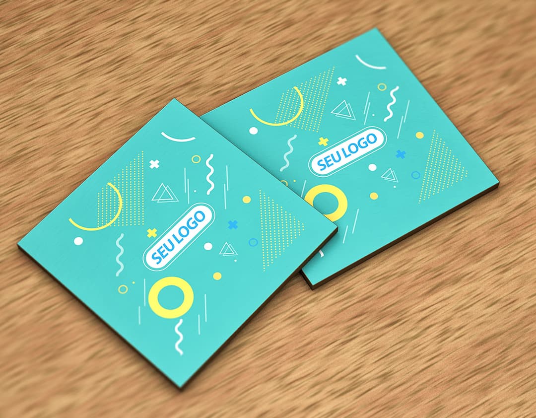 Porta copos de MDF simples e elegante em tons de madeira claro e escuro, com design moderno e minimalista.