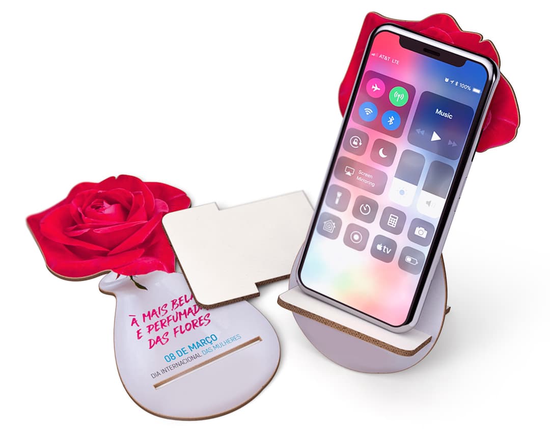 Porta celular de MDF com design romântico, ornamentado com rosas, corações, fitas douradas e folhas. Ideal como presente para o Dia dos Namorados, aniversário de casamento ou outra ocasião especial. Decoração floral e brilhante, simbolizando amor e paixão.