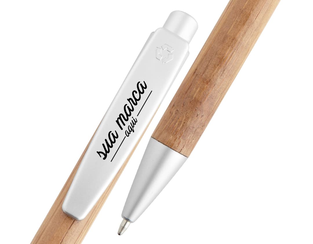 Caneta Ecológica de Metal Prateado - Ideal para escrita ecológica, esta caneta sustentável é feita de metal cromado. Uma ferramenta indispensável para uso diário no escritório ou em casa. Adquira já a sua!