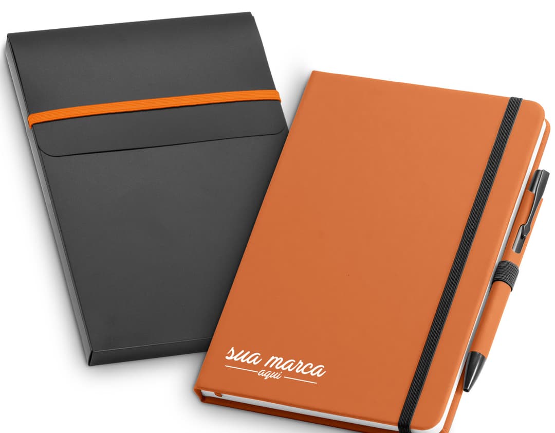 Kit de caderno e esferográfica de alta qualidade para te acompanhar em reuniões de negócios, estudos ou escrita criativa. Perfeito para manter suas ideias organizadas e registrar informações importantes. Feito com couro legítimo e papel de alta gramatura, garantindo durabilidade e sofisticação. Adquira já o seu e esteja sempre preparado!