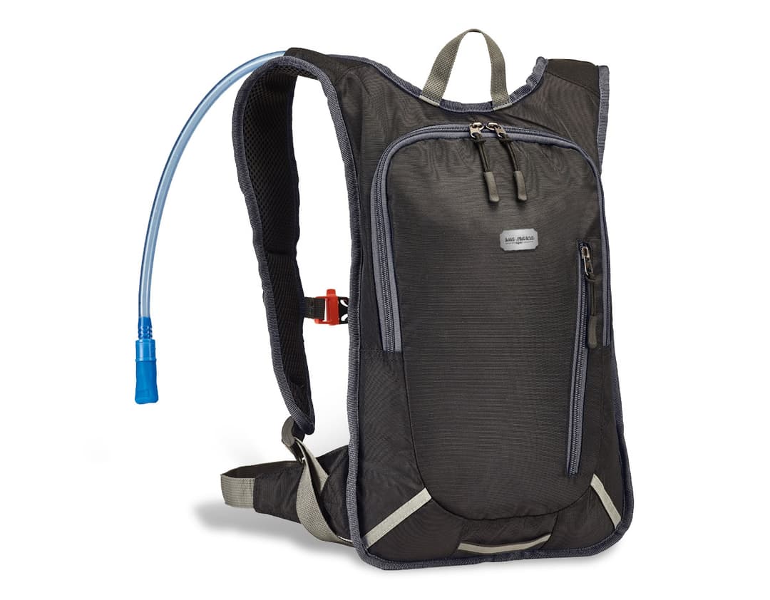 Mochila esportiva em nylon preto, perfeita para viagens e aventuras. Moderna, prática e com alça ajustável para maior conforto. Ideal para quem busca estilo e praticidade em suas jornadas. Garanta já a sua!