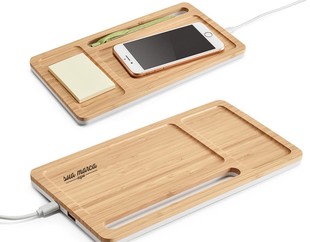 Imagem de um carregador de celular por indução em textura de madeira antiga. Produto moderno e prático para escritório ou estudo. Compatível com diversos modelos de celulares. Acesse nosso site para mais informações!