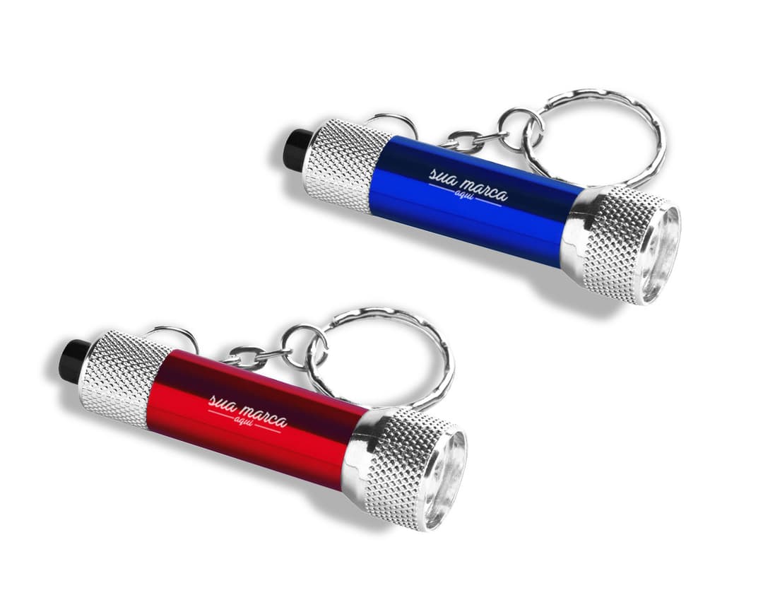 Chaveiro de metal com lanterna - Prático e elegante, este chaveiro multifuncional é perfeito para quem gosta de estar sempre preparado. Com sua lanterna embutida, é ideal para te acompanhar em todas as aventuras. Ótimo para brindes personalizados!