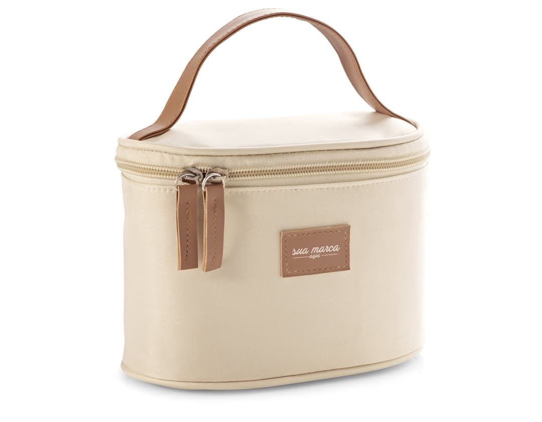 Nécessaire de alumínio com design retro e acabamento em couro, ideal para armazenar seus itens de higiene pessoal com estilo e elegância. Possui tampa com alça para fácil transporte e é perfeito para viagens. Mantenha seus produtos organizados com este necessaire exclusivo.