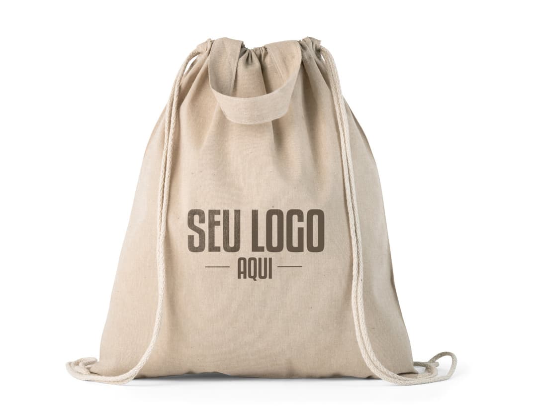 Mochila em algodão reciclado preta com alça de couro, fecho de zíper, único bolso externo e design moderno.