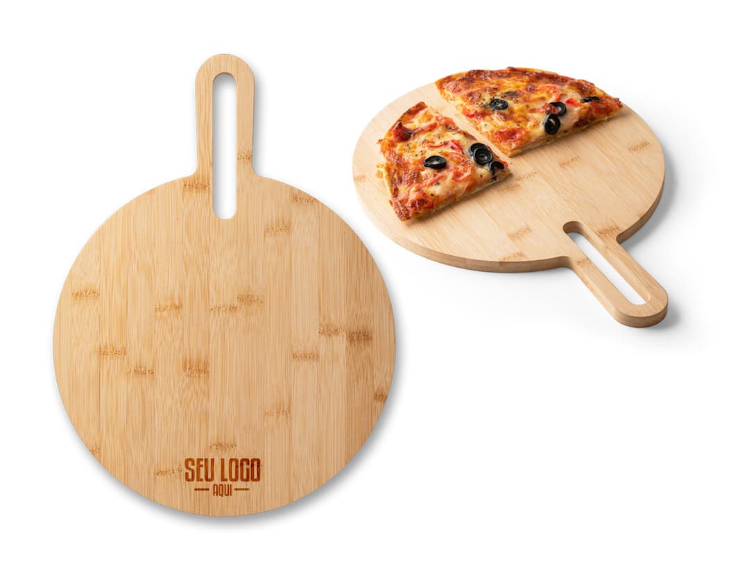 Tábua de madeira marrom com peg de metal. Ideal para cortar alimentos na cozinha.