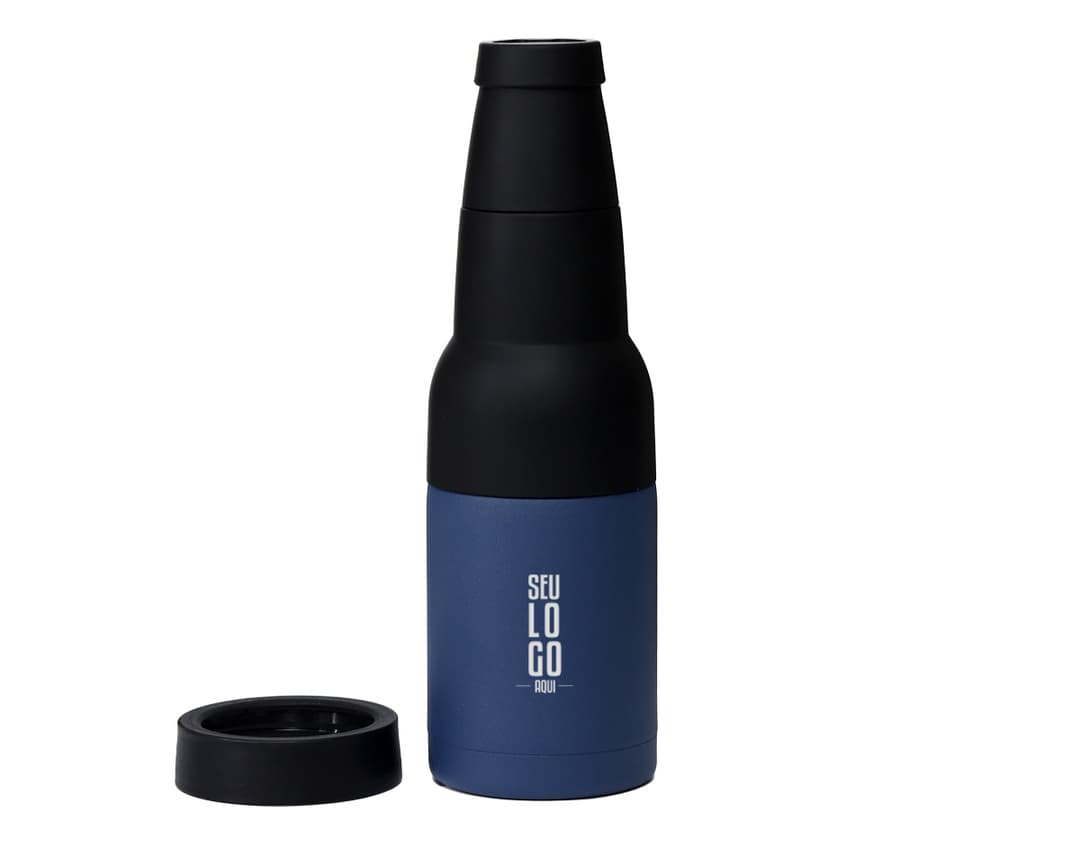 Produto Copo Térmico Multiuso INox em destaque em meio a objetos variados como garrafa, produtos de higiene e cuidados pessoais, garrafa de vinho, entre outros. O copo possui design elegante e versátil, sendo ideal para manter a temperatura de bebidas.