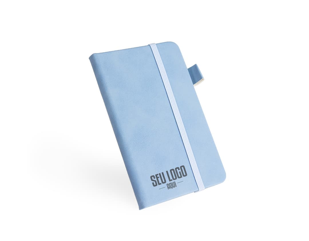 Caderneta em PU na cor rosa com fechamento em elástico e detalhes em dourado.