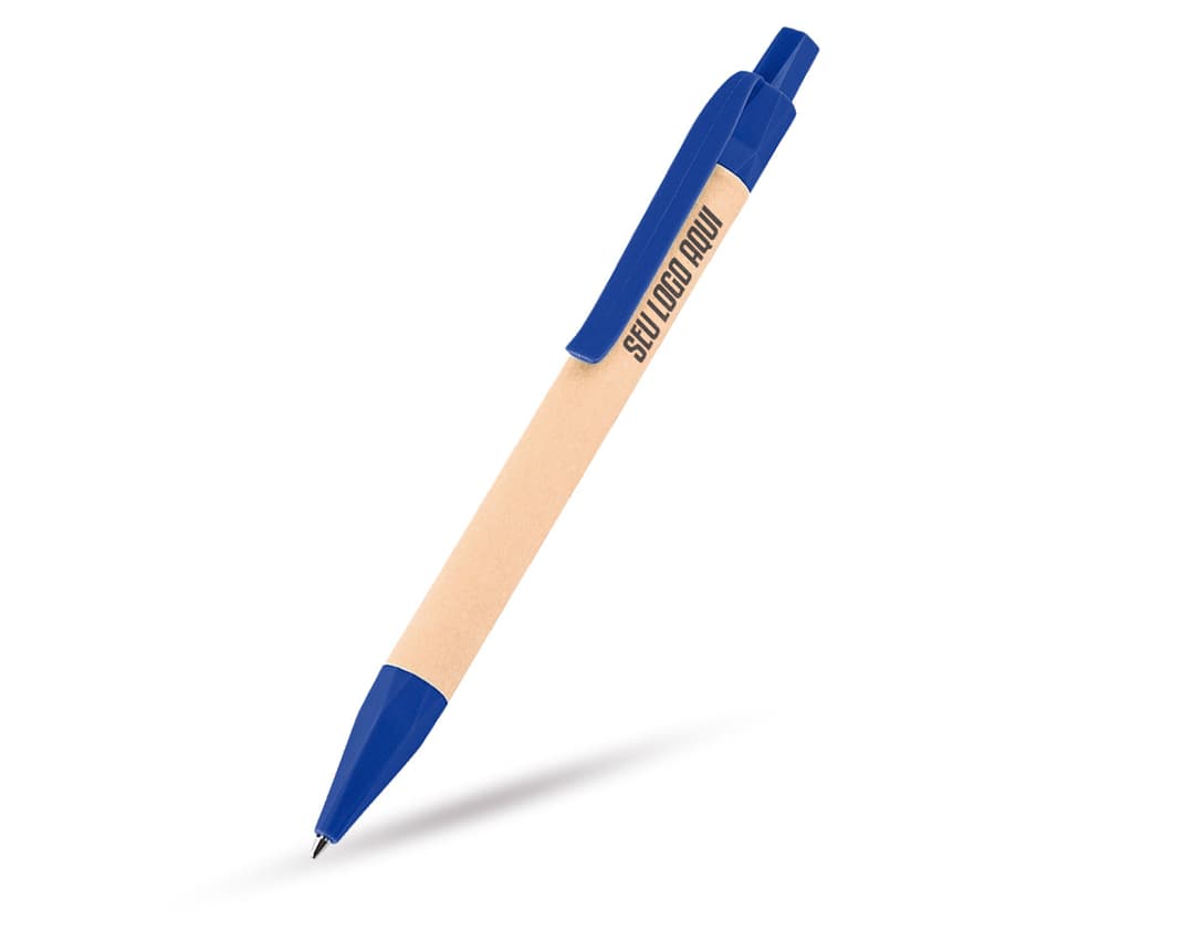 Caneta ecológica de papel com tampa e clip em metal, na cor azul com detalhes em verde. Ao fundo, folhas verdes e uma xícara de café.